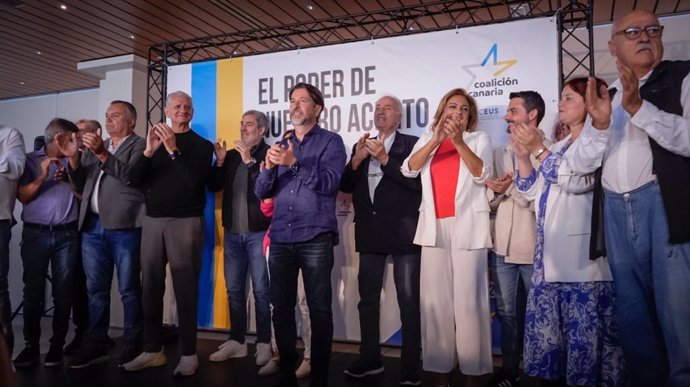 El candidato de Coalición Canaria al Parlamento Europeo, Carlos Alonso, junto a otros cargos del partido