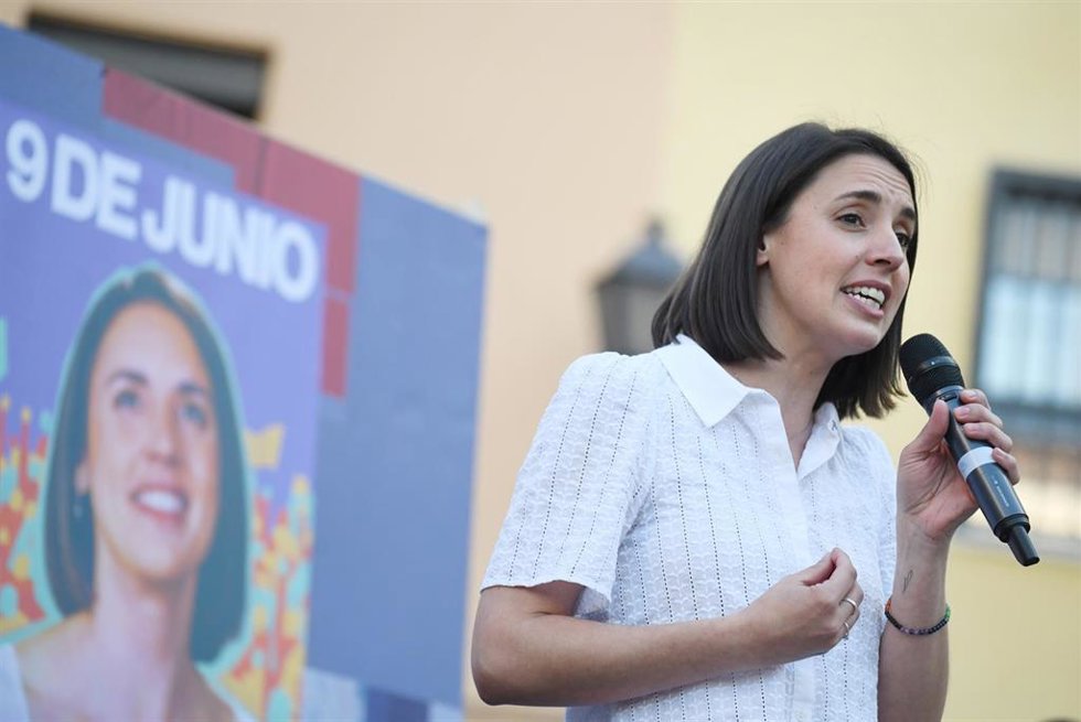 La candidata de Podemos a las elecciones europeas, Irene Montero, interviene durante el inicio de la campaña electoral de Podemos, en la plaza de Arturo Barea, a 23 de mayo de 2024, en Madrid (España). Este es el primer acto de campaña electoral de Pode