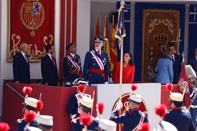 Los Reyes Don Felipe (4i) y Doña Letizia (5i) durante el desfile militar con motivo del día de las fuerzas armadas, a 25 de mayo de 2024, en Oviedo, Asturias (España). El Principado de Asturias acoge hoy la celebración del Día de las Fuerzas Armadas (DIFA