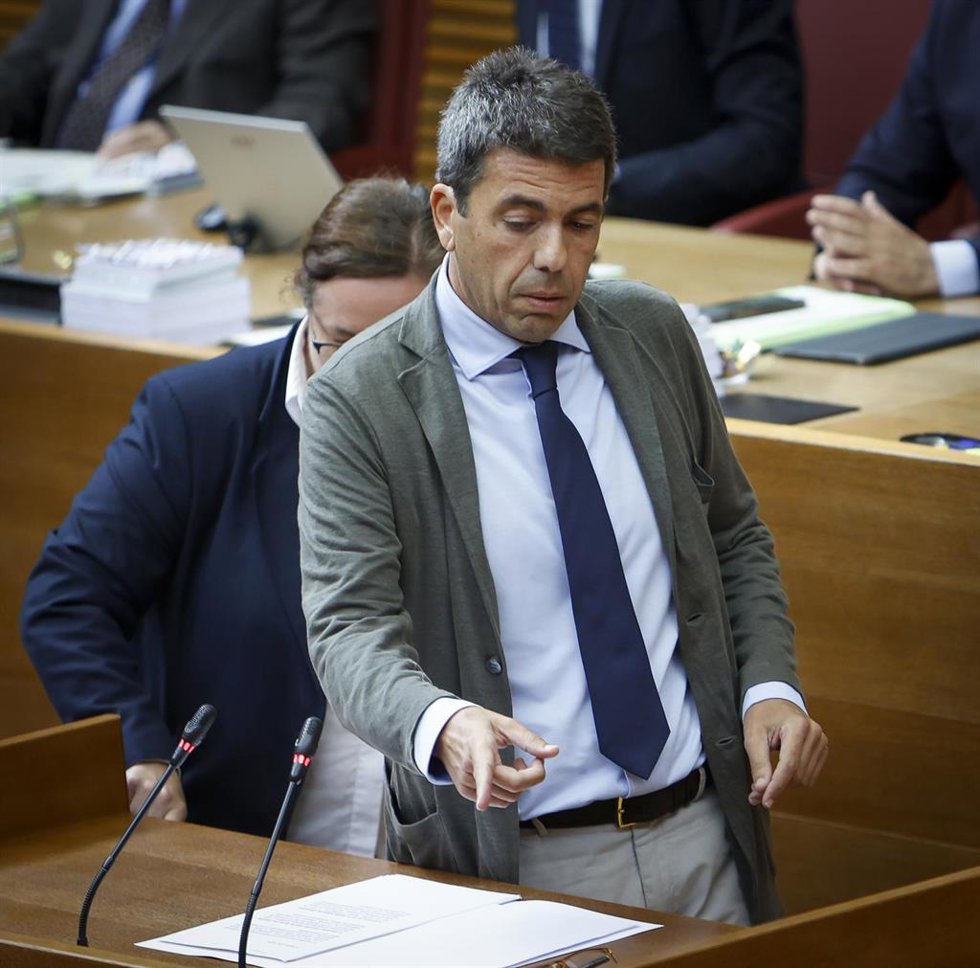 El 'president' de la Generalitat, Carlos Mazón, durante el pleno de Les Corts
