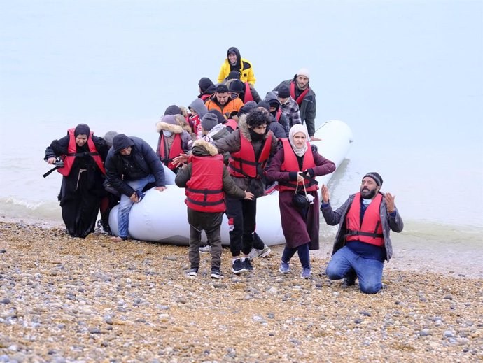 Archivo - DUNGENESS, Nov. 30, 2021  -- Migrants land on a beach in Dungeness, Britain on Nov. 24, 2021.   Experts have called for a holistic approach to address the illegal immigration crisis after 27 people have drowned in the English Channel, urging saf