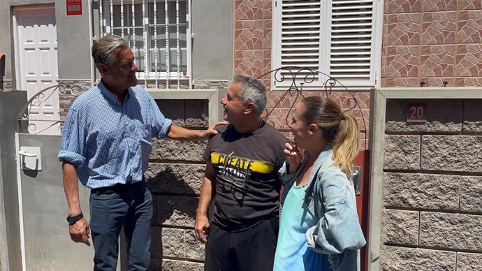 El candidato del PSOE a las Elecciones Europeas, Juan Fernando López Aguilar, visita el barrio de Miramar