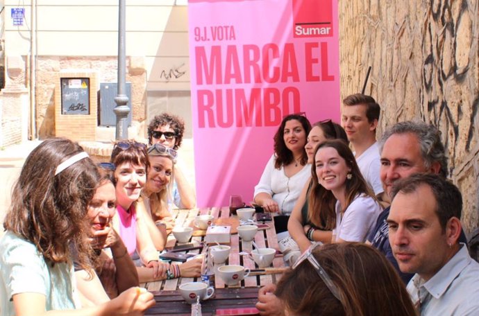 La candidata a las elecciones europeas por Sumar, Eva García Sempere, ha mantenido un encuentro con jóvenes en Málaga.