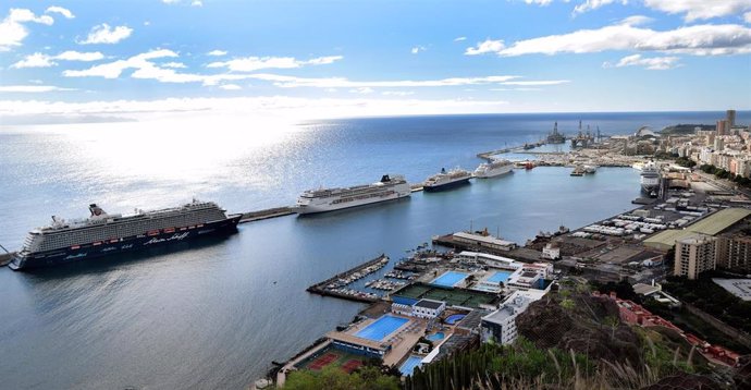 Archivo - Panorámica del puerto de Santa Cruz con varios cruceros atracados