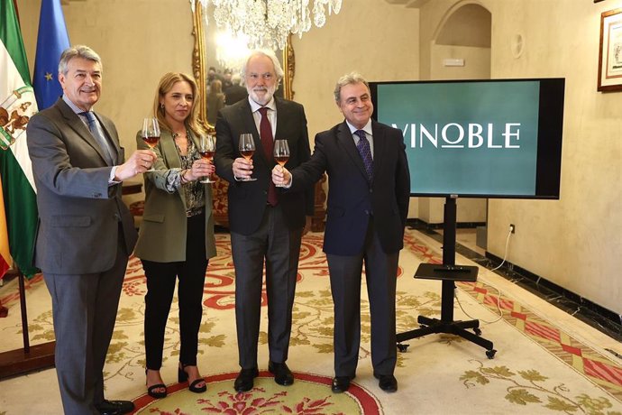 La presidenta de la Diputación de Cádiz, Almudena Martínez, los concejales de Jerez, Agustín Muñoz y Antonio Real, y el presidente del Consejo Regulador, César Saldaña, presentando Vinoble.