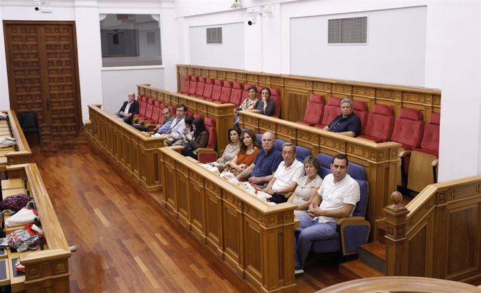Las Cortes muestran el parlamento a la ciudadanía en su jornada de Puertas Abiertas en la antesala del Día de la Región
