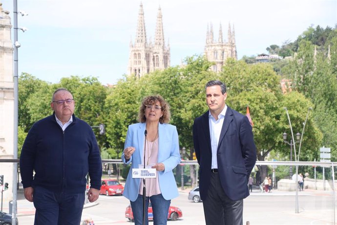 La cabeza de lista del PP para las elecciones al Parlamento Europeo, Dolors Montserrat, junto al 'número doce', el vallisoletano Raúl de la Hoz, en Burgos