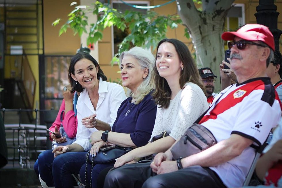 La portavoz socialista en el Ayuntamiento, Reyes Maroto, durante la Feria del Libro de Puente de Vallecas.
