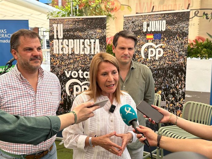 La candidata extremeña del PP al Parlamento Europeo Elena Nevado atiende a los medios minutos antes de participar en un encuentro de Nuevas Generaciones de Extremadura en Mérida