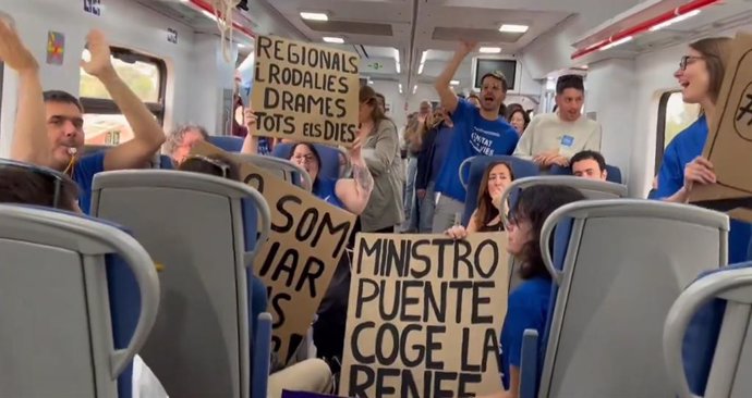 Protesta en el interior de un tren para exigir mejoras en Rodalies