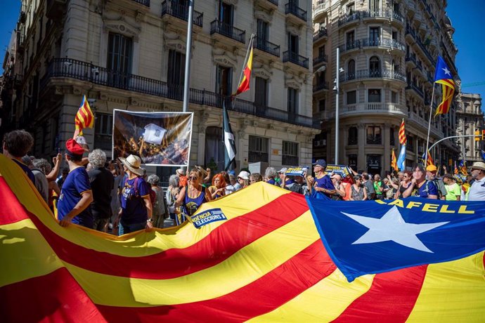 Archivo - Manifestantes durante la celebración del aniversario del referéndum del 1-O, en la plaza de Urquinaona, a 1 de octubre de 2023, en Barcelona