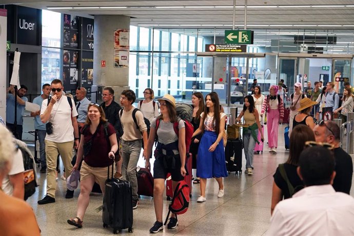 Archivo - Cientos de personas a su llegada al aeropuerto de Málaga Costa del Sol en imagen de archivo. 