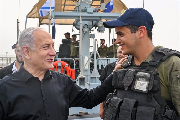 Archivo - El primer ministro Benjamin Netanyahu con un militar israelí en Ashdod
