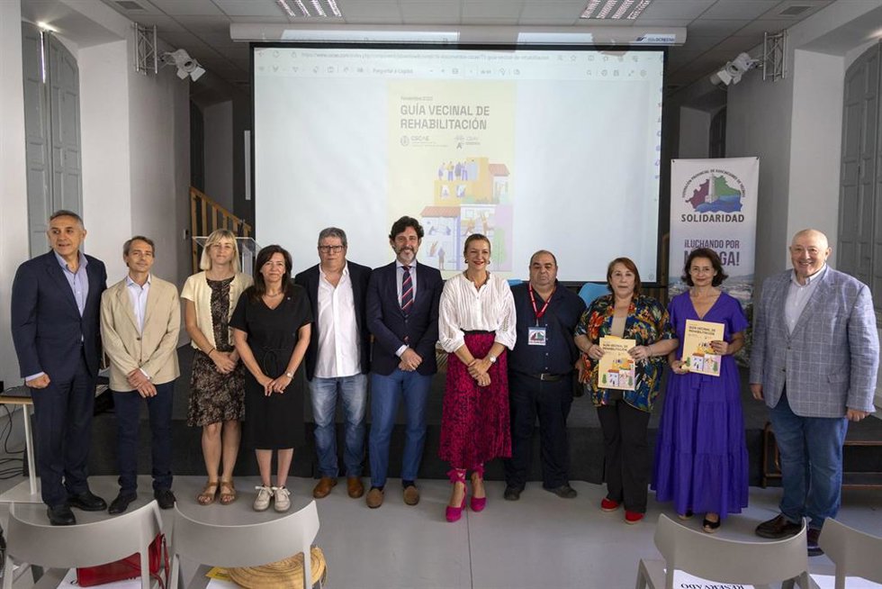 Presentan en Málaga una guía de entidades vecinales y arquitectos para promover la rehabilitación de viviendas.
