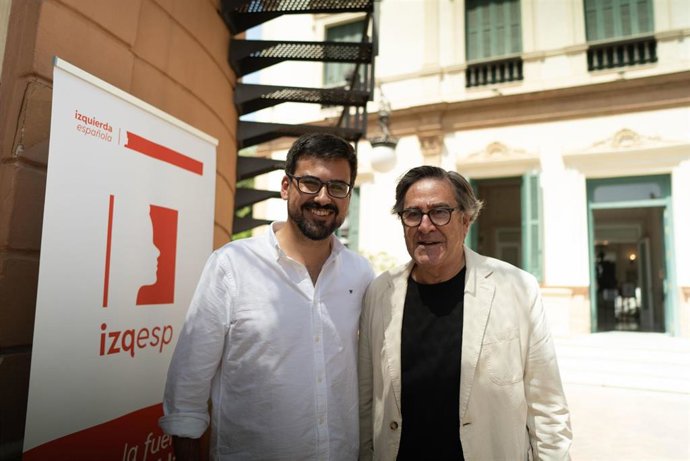 El líder de Izquierda Española, Guillermo del Valle, con el economista Juan Torres López