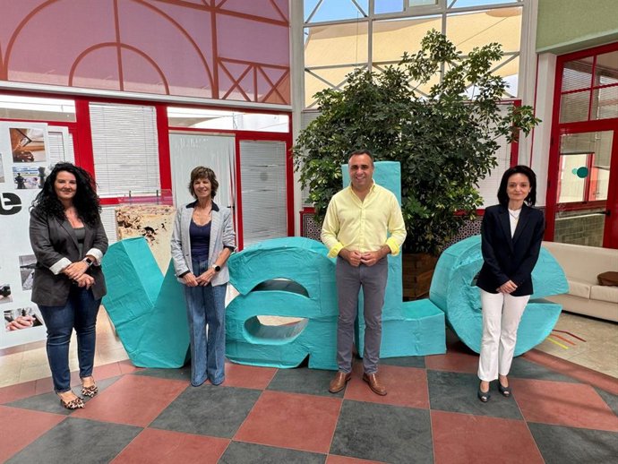 El presidente del PP de Granada, Francis Rodríguez, este sábado durante su visita a la Asociación Valle.