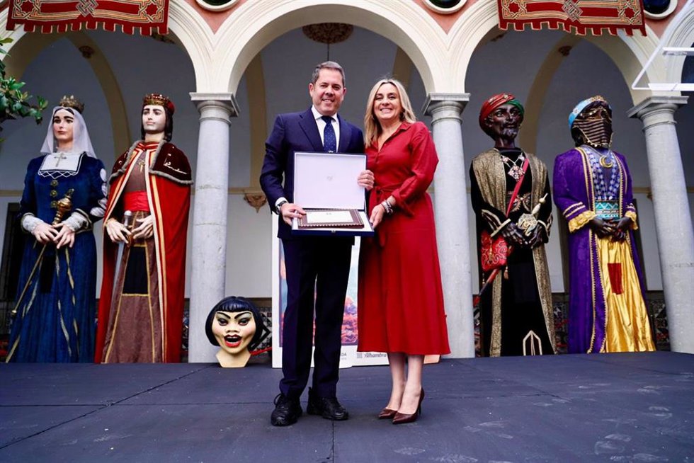 El pregonero Gerardo Cuerva y la alcaldesa de Granada, Marifrán Carazo, este sábado a la finalización del acto.