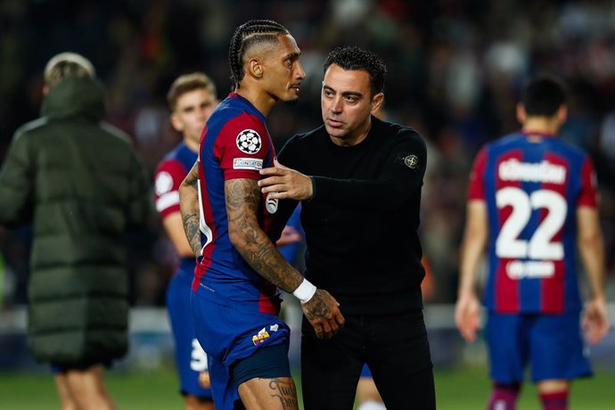 Archivo - Raphinha and Xavi Hernandez, head coach of FC Barcelona, greet each other during the UEFA Champions League, Quarter-final Second Leg, match played between FC Barcelona and Paris Saint-Germain FC at Estadio Olimpico de Montjuic on April 16, 2024,