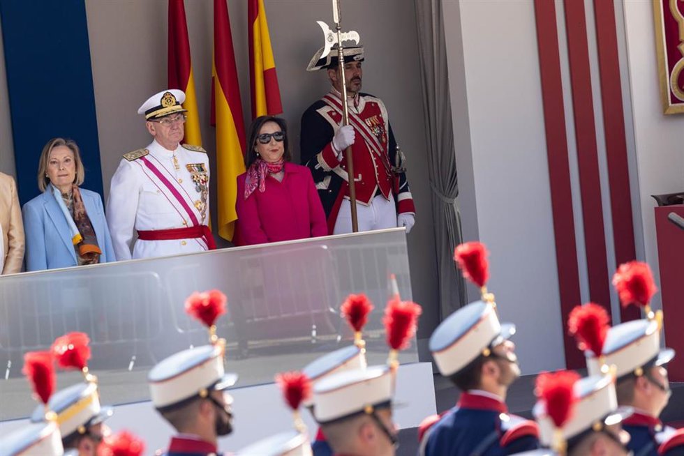 La ministra de Defensa, Margarita Robles (c), durante el desfile militar con motivo del día de las fuerzas armadas, a 25 de mayo de 2024, en Oviedo, Asturias (España). El Principado de Asturias acoge hoy la celebración del Día de las Fuerzas Armadas (DI