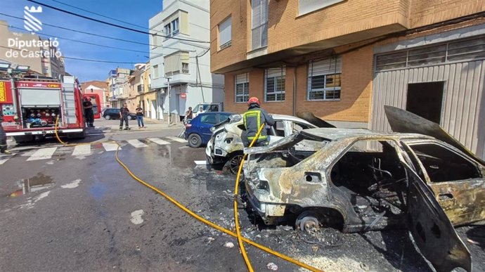 Un incendio calcina cuatro vehículos y obliga a desalojar un edificio tras afectar a la fachada en Moncofa (Castellón)