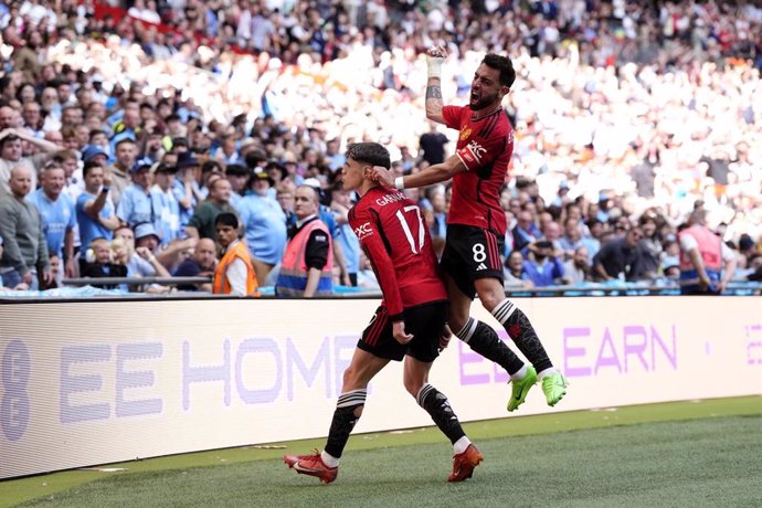 25 May 2024, United Kingdom, London: Manchester United's Alejandro Garnacho celebrates his goal with Manchester United's Bruno Fernandes (R) during the English Emirates FA Cup Final soccer match between Manchester City and Manchester Unite at Wembley Stad