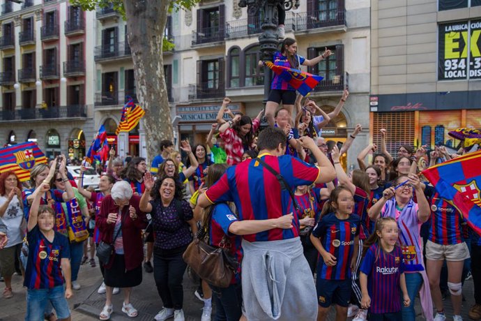 Archivo - Varias personas celebran la victoria del FC Barcelona femenino en la Champions League, en la Rambla de Canaletas, a 3 de junio de 2023, en Barcelona, Catalunya (España). El FC Barcelona femenino ha ganado hoy su segunda Liga de Campeones en el P