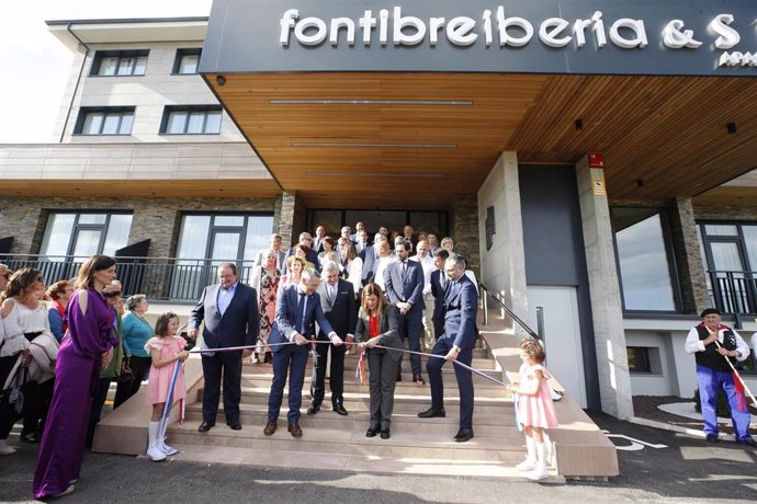 La presidenta de Cantabria, María José Sáenz de Buruaga, inaugura el hotel Silken Fontibre Iberia & Spa