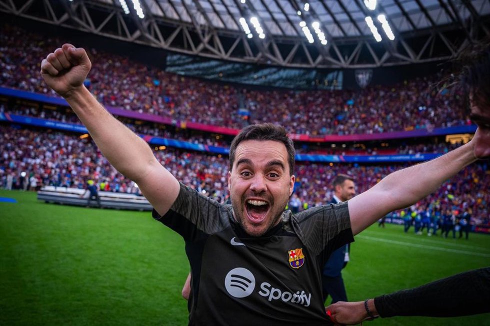 El entrenador del Bara Femení, Jonatan Giráldez, celebra el triunfo en la Liga de Campeones Femenina sobre el Lyon, en San Mamés (Bilbao)