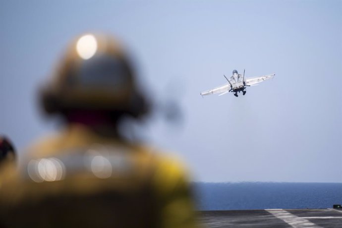 Archivo - April 16, 2024, Red Sea, United States: A U.S. Navy F/A-18F Super Hornet fighter jet, attached to the Fighting Swordsmen of Strike Fighter Squadron 32, launches off the flight deck of the Nimitz-class aircraft carrier USS Dwight D. Eisenhower in