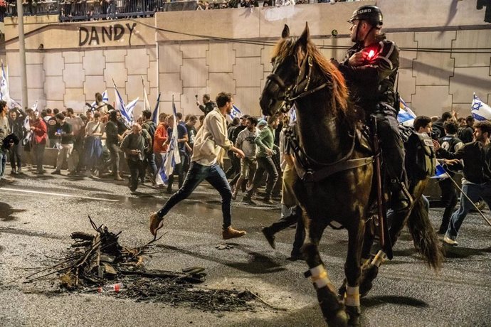 Archivo - Policía a caballo durante una manifestación en Tel Aviv.