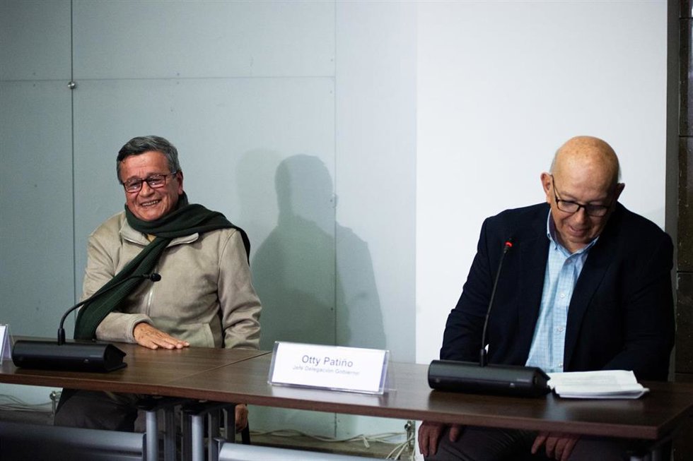 Archivo - El jefe de la delegación de la guerrilla del ELN junto al Alto Comisionado para la Paz, Otty Patino 