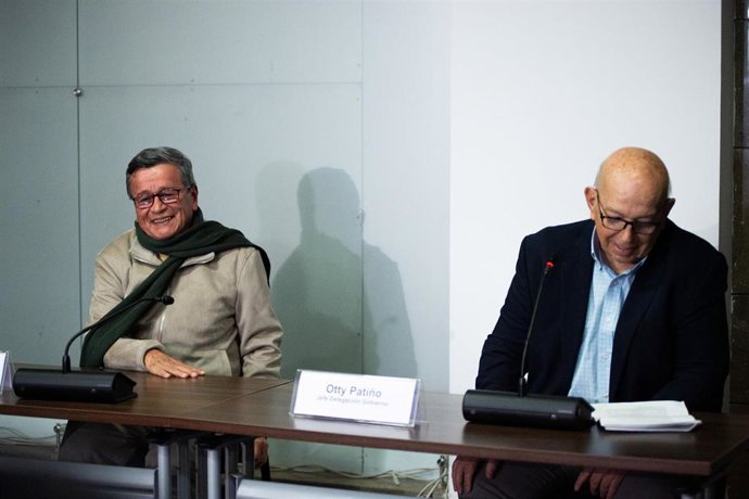 Archivo - El jefe de la delegación de la guerrilla del ELN junto al Alto Comisionado para la Paz, Otty Patino 