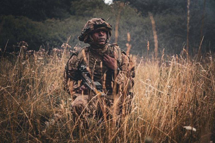 Archivo - July 21, 2023, Hohenfels, Germany: A British Army officer cadet from the Royal Military Academy Sandhurst prepares for an assault during Dynamic Victory 23-2 at the Joint Multinational Readiness Center, July 21, 2023 near Hohenfels, Germany.