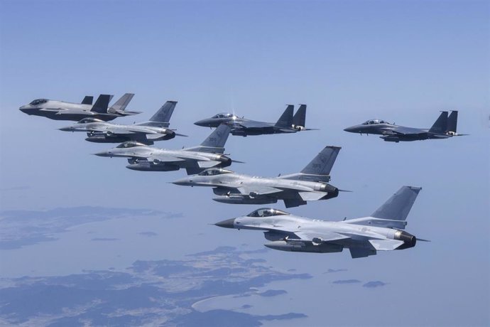 Fuerzas Aéreas de Corea del Sur participan en un simulacro de ataque aéreo en el cielo de Corea 