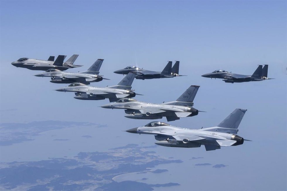 Fuerzas Aéreas de Corea del Sur participan en un simulacro de ataque aéreo en el cielo de Corea