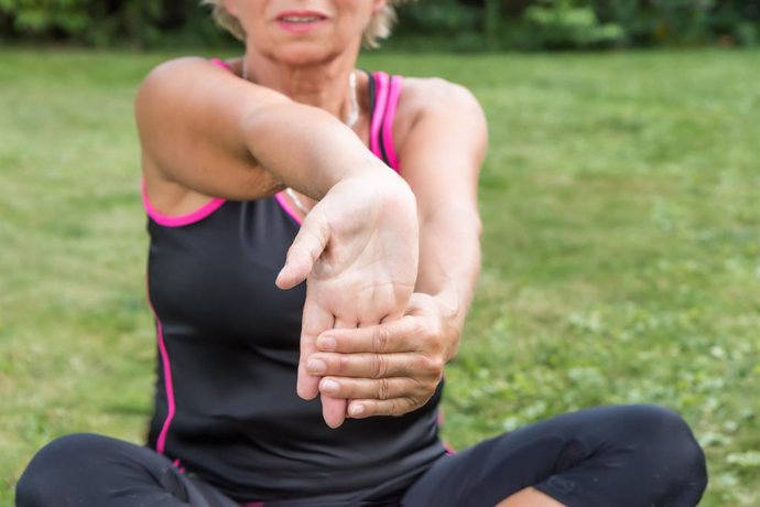 Archivo - Mujer haciendo ejercicios contra el dolor de las manos.