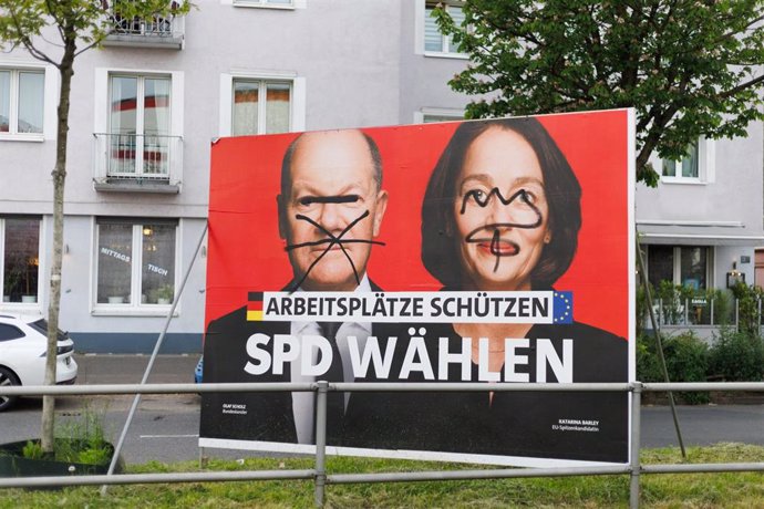 Un cartel del SPD alemán es vanzalizado en Duesseldorf poco antes de la celebración de las elecciones europeas.