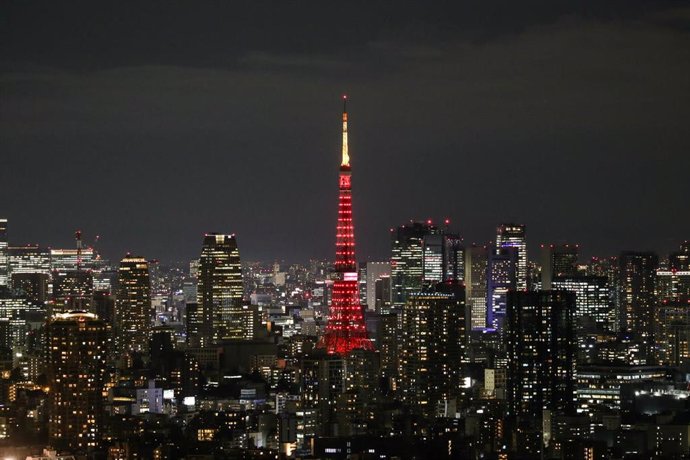 La torre de Tokio, en Seúl, iluminada de rojo para conmemorar el año nuevo chino 