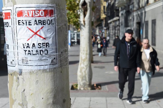 Archivo - Una pancarta pegada a un árbol durante una protesta vecinal por la tala de arbolado en la zona de Atocha por la ampliación de la línea 11 de Metro de Madrid