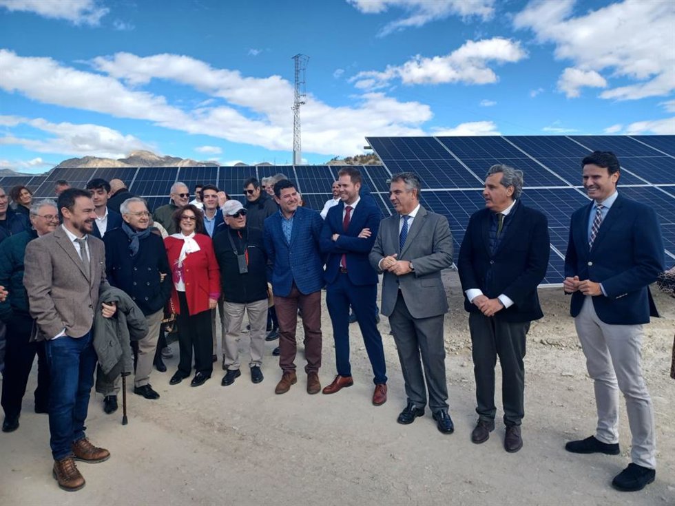 El consejero de Medio Ambiente, Universidades, Investigación y Mar Menor, Juan María Vázquez, junto con el alcalde de Molina, José Ángel Alfonso, y el presidente de Anpier, Miguel Ángel Martínez, en la inauguración del Parque Generación Fotovoltaica