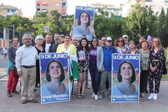 La parlamentaria autonómica Alejandra Durán sostiene cartelería con la imagen de la cabeza de lista de Podemos a las elecciones europeas, Irene Montero.