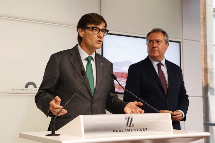 Archivo - El primer secretario del PSC, Salvador Illa, ofrece una rueda de prensa junto al secretario general del PSOE-A, Juan Espadas, en Barcelona.