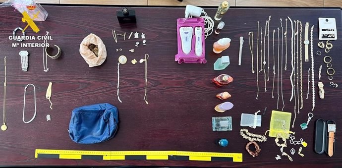Obxectos roubados en vivendas da provincia da Coruña.