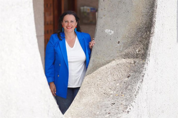 La eurodiputada y candidata del BNG Ana Miranda posa en las inmediaciones de la sede nacional del BNG en Santiago de Compostela durante una entrevista concedida a Europa Press en el arranque de la campaña para las elecciones europeas del 9 de junio