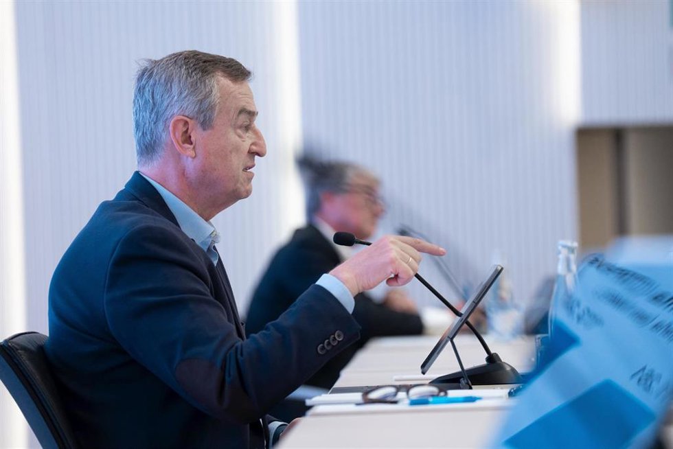 Archivo - El consejero delegado de Banco Sabadell, César González-Bueno, interviene durante una rueda de prensa de presentación de los resultados de la empresa del primer semestre del 2023, en la sede del Banco Sabadell, a 27 de julio de 2023, en Sant C