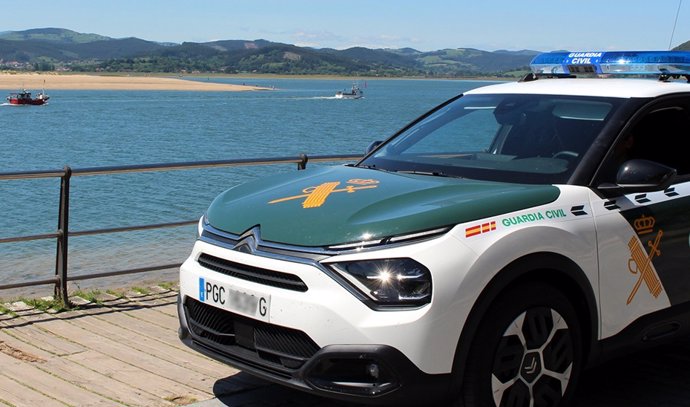 Archivo - Vehículo de la Guardia Civil junto a la playa