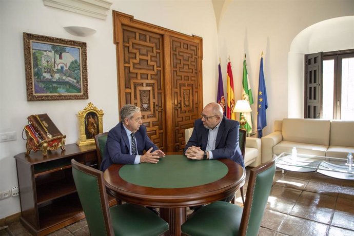 El presidente de la Diputación de Córdoba, Salvador Fuentes, y el rector de la Universidad de Córdoba (UCO), Manuel Torralbo, en el encuentro de carácter institucional.