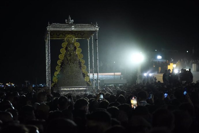 La Virgen del Rocío procesiona de madrugada por la aldea en la Romería 2024