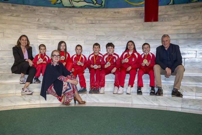 La consejera de Deporte, Eva Guillermina Fernández, recibe a los jóvenes cántabros que han conseguido alzarse con una medalla en el Campeonato de España infantil de Kárate