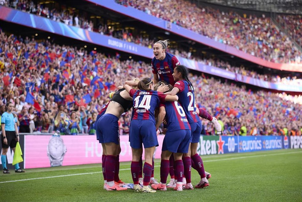Jugadoras del Bara celebran el gol de Alexia Putellas